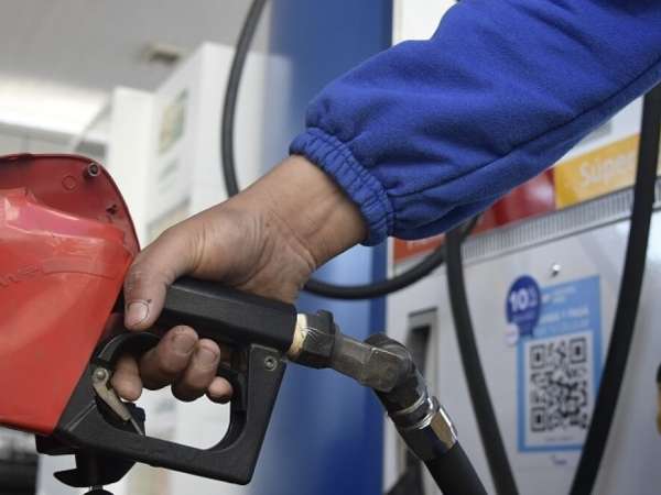 No es día de reyes pero bajan 3 pesos las naftas y el gasoil 6