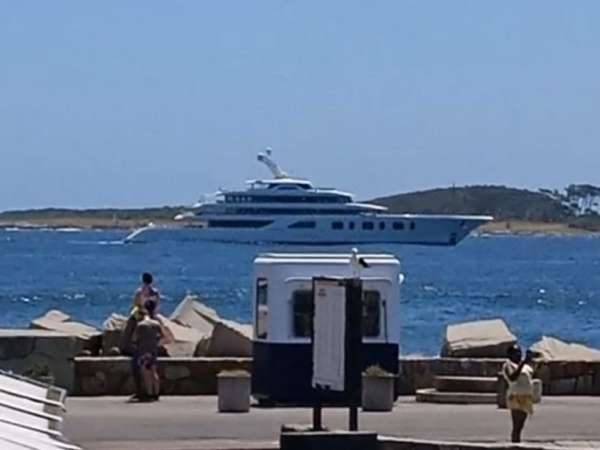 Autoridades de Qatar disfrutaron de un día de navegación en Punta del Este pero el Emir permanecía en el barco