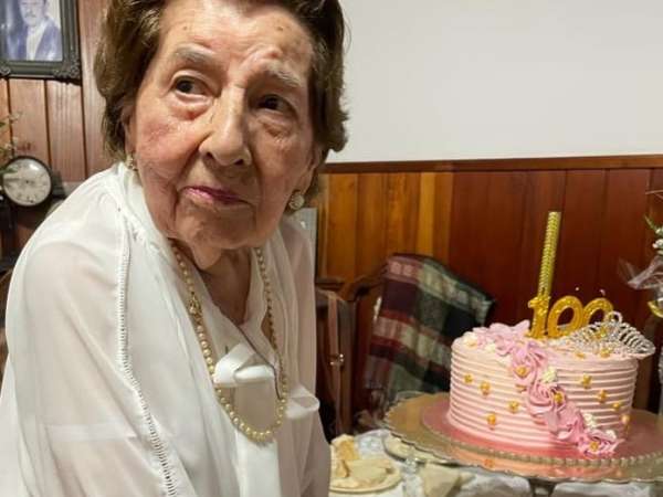 Mirta Nocetti celebró sus 100 años con sus hijos, nietos, bisnietos, las hijas de sus amigas y las plantas