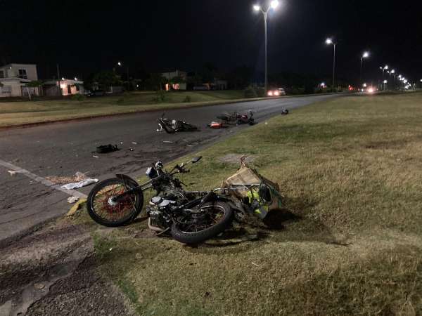 dos heridos por choque de tres motos luego que una cruzara en rojo el semáforo