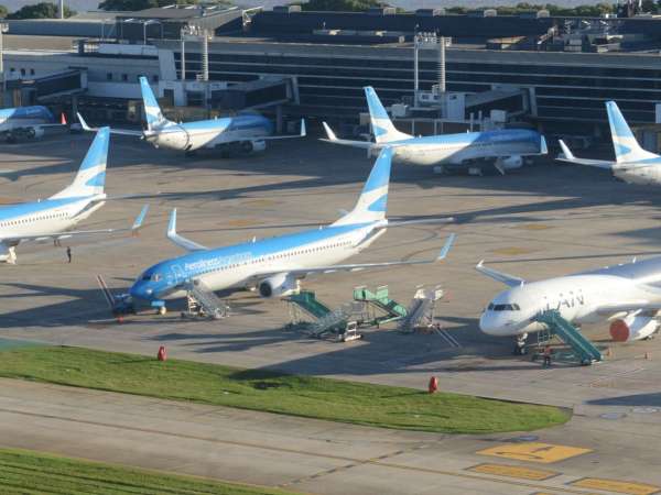 Argentina aumenta desde el lunes tasa para pasajes aéreos