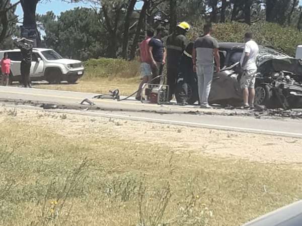 Dos jóvenes continúan en CTI tras accidente en Ruta 104; familiares de fallecidas y de lesionados se encontraron; otra víctima viajó a Buenos Aires