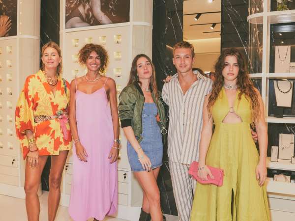 Lucia Celasco, Franco Masini, Florencia Raggi, Dolores Barreiro y Chiara Parravicini fueron parte de la inauguración en Punta del Este