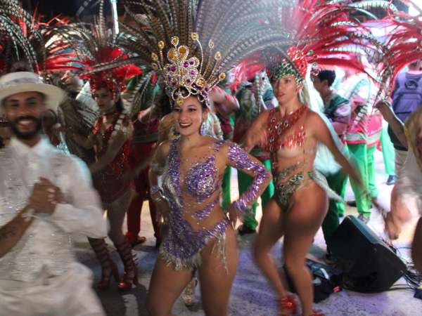 Punta del Este vibró al ritmo del carnaval de Artigas presentando un adelanto en plaza Artigas
