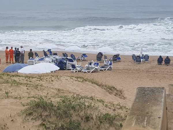 La intendencia de Maldonado volvió a retirar sombrillas de edificios que no respetan la reglamentación establecida