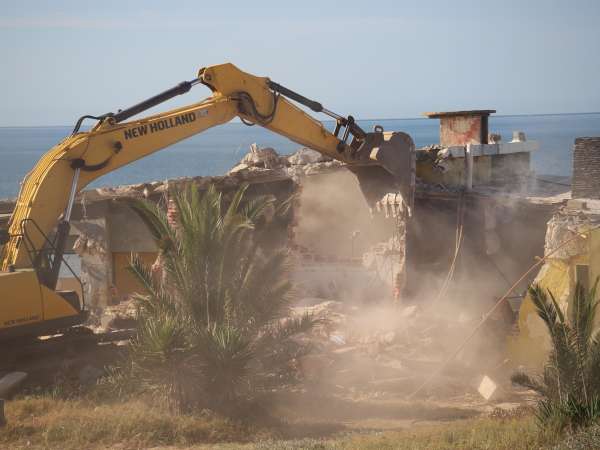 Intendencia de Maldonado demolió parador en Playa Grande 