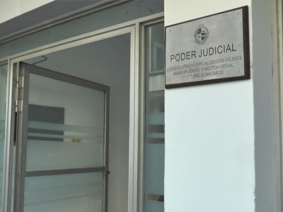 Un hombre abusó de la hija menor de edad de su pareja y fue formalizado con prisión.