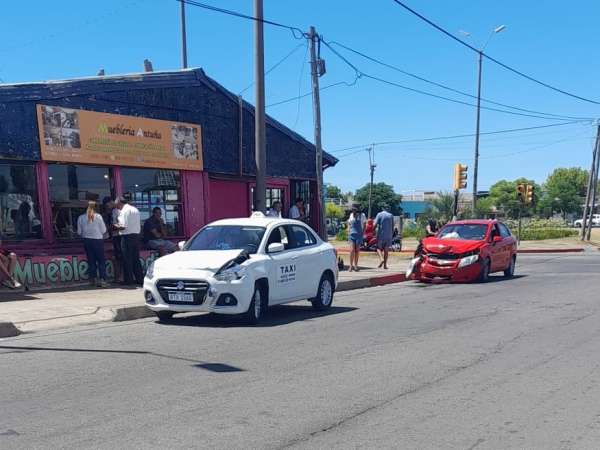 Triple choque en Bulevar Artigas y Avenida Aiguá