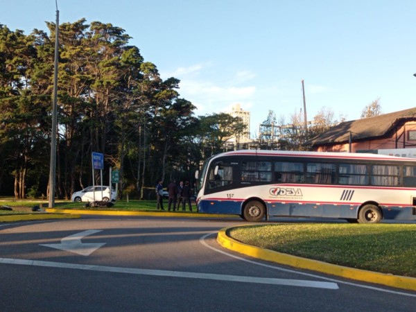 Siniestro de tránsito en Bulevar Artigas: un ómnibus de Codesa impactó contra una moto