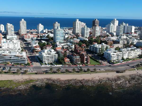 La directora de Urbanismo de la Intendencia de Maldonado, Soledad Laguarda, destacó este jueves en FM Gente el crecimiento que tiene el departamento ya que llegan personas, no solo de todo el país, si