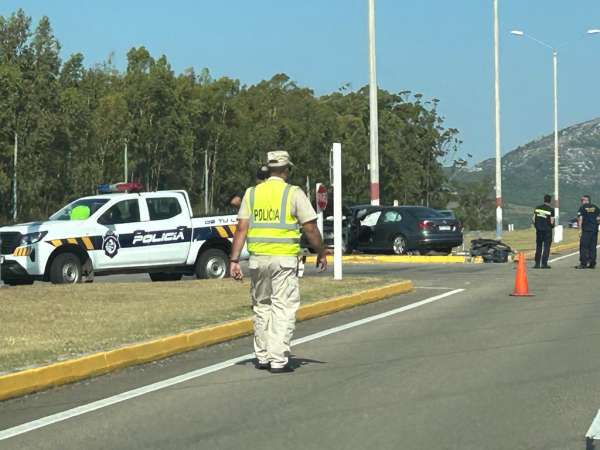 Accidente de tránsito con dos personas lesionadas en ruta Interbalnaria frente a Las Flores