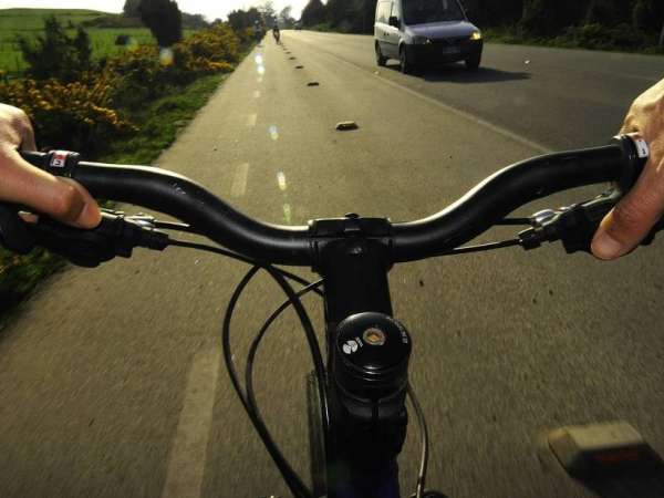 Un sujeto en bicicleta simula un accidente y reclama dinero a los conductores que presuntamente lo embistieron 