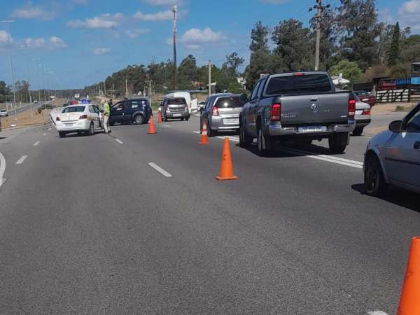 La masiva salida de vehículos hacia el Este generó accidentes en ruta interbalnearia; en horas picos circularon entre 2.500 a 3 mil rodados por hora