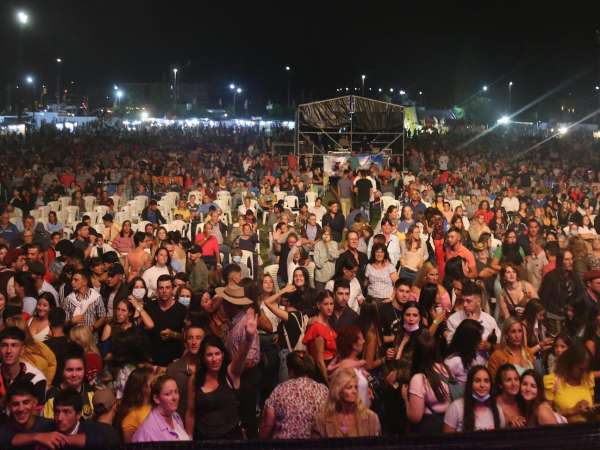 Con la actuación del dúo español Ella Baila Sola, entre otros, continua el festival Dulce Corazón del Canto