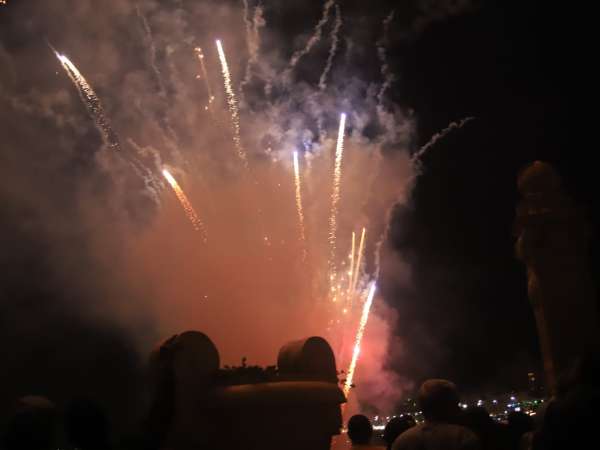 Miles de personas acompañaron la Gala de Luces en Piriápolis cerrando la temporada; también el desfile de carnaval