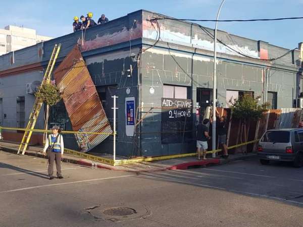 Un pesado cartel cayó a la vereda y afortunadamente nadie pasaba por el lugar