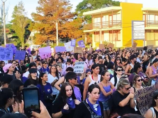 Cientos de mujeres se lanzaron a las calles para reivindicar una lucha histórica