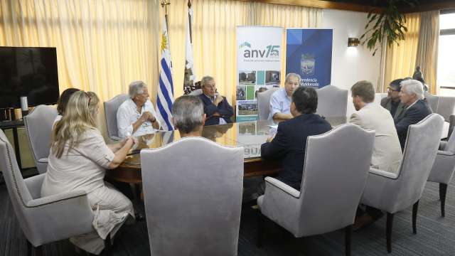 De la firma participó también el secretario general, Luis Eduardo Pereira y el director general de Vivienda, Desarrollo Barrial y Salud, Alejandro Lussich.