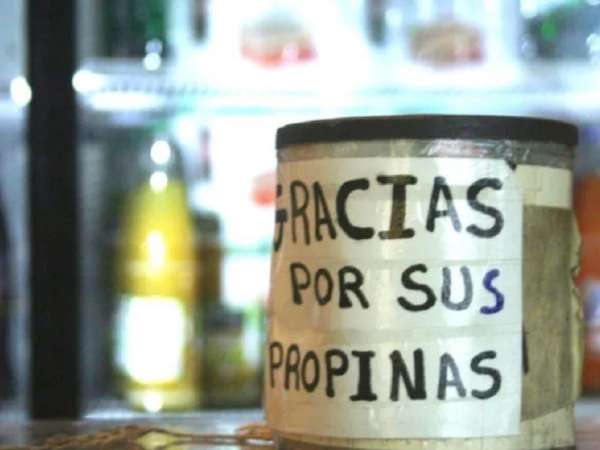 Otro caso más...pidió un vaso de agua en un local y se llevó la caja chica; fue formalizado por hurto