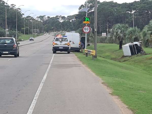 Despiste y vuelco en Ruta Interbalnearia