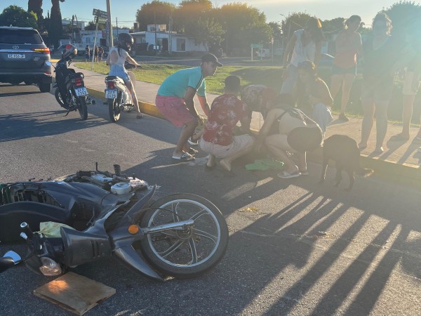 Motonetista se estrelló contra el cordón, resultando herido