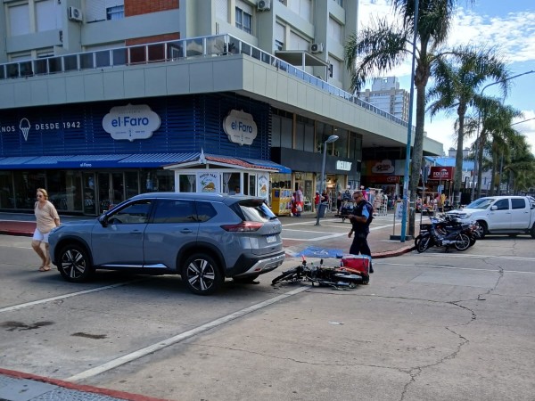 Un delivery resultó lesionado tras chocar con un auto