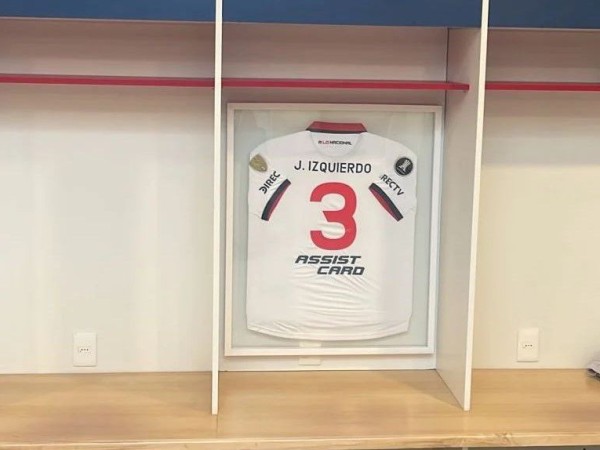 Lasarte encuadró la camiseta de Izquierdo y la colocó en su lugar del vestuario