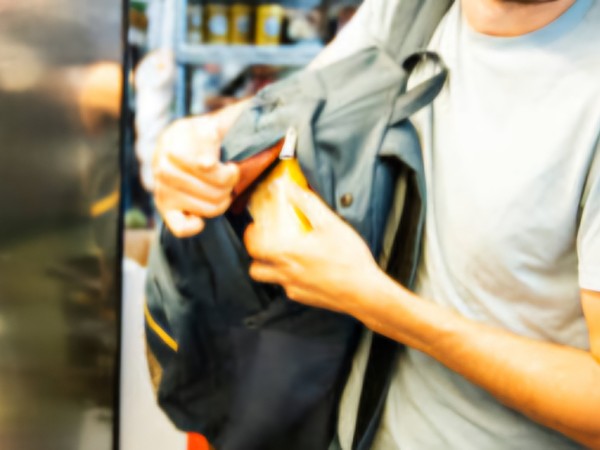 Robó en el mismo com...