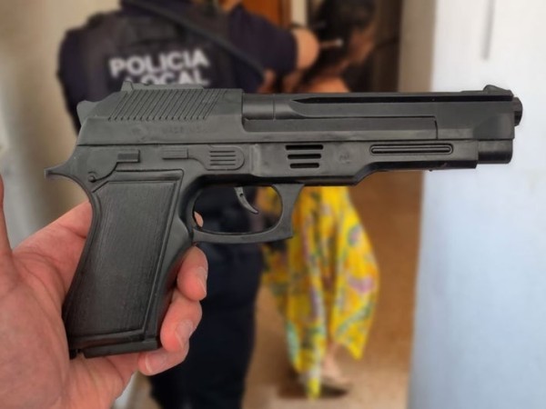 Fue condenado un policía que concurrió al domicilio de una pareja y los amenazó con un arma de fuego