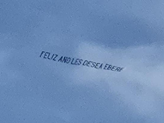 “Feliz año les desea Ebere”, el provocativo mensaje que sobrevuela Punta del Este hacia los hinchas de Peñarol