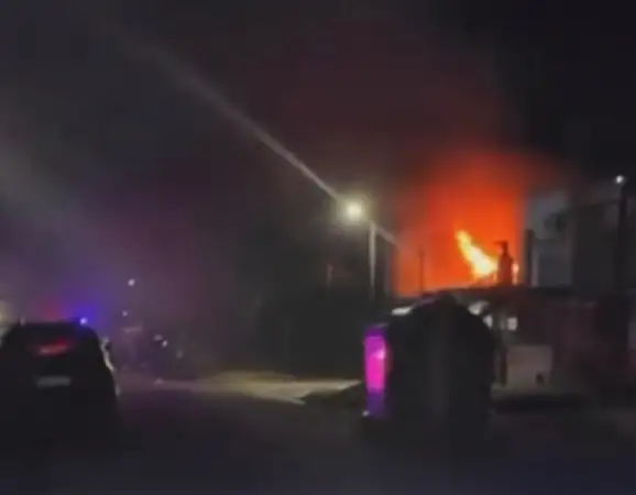 Incendio en barrio Odizzio: Bomberos combaten las llamas en una vivienda