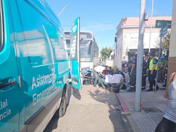 Dos mujeres resultaron lesionadas tras colisión entre moto y ómnibus