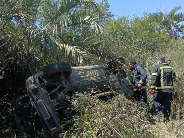 Rocha: un hombre se encuentra grave tras volcar con su automóvil
