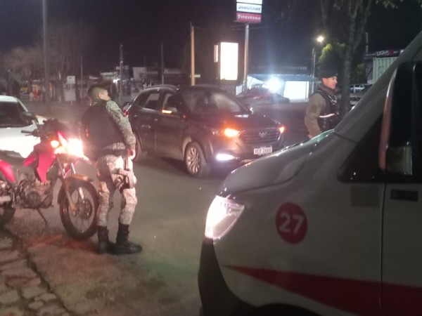 Un ciclista cayó al pavimento y una camioneta lo embistió; resultó fracturado