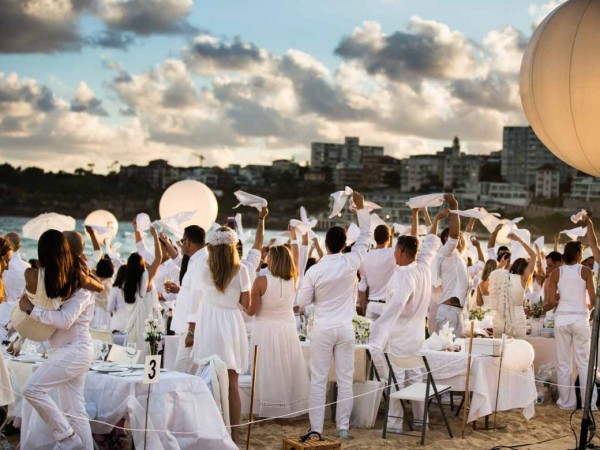 “¿En Punta del Este es ilegal vestirse de otro color que no sea blanco?”: los llamativos comentarios en redes sociales