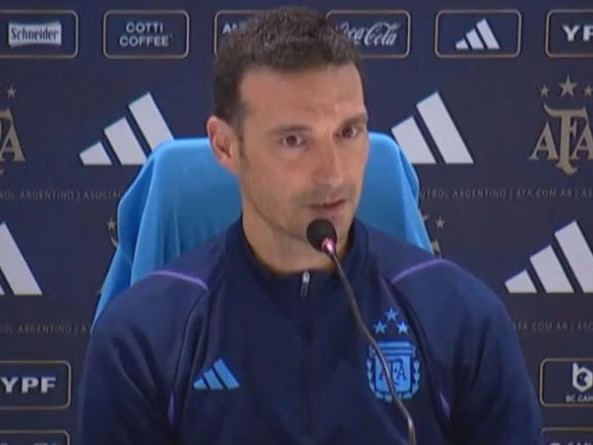 Scaloni, en duda de continuar, dirigiendo a argentina,