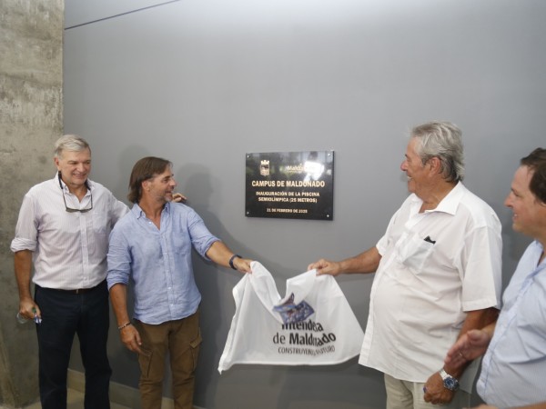 Lacalle Pou se reencontró en Maldonado con su primer profesor de natación: “Fue el que me enseñó a hacer la bandera”