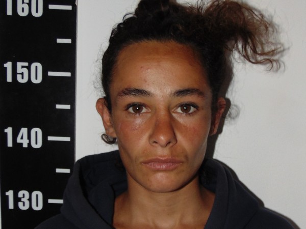 Mujer le escupió a un policía tras ser detenida; fue condenada