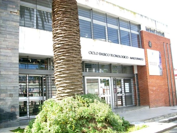 Denuncian filtraciones de agua, baños clausurados y otros problemas edilicios en varias escuelas de UTU