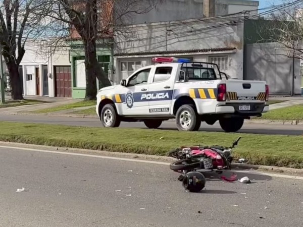 Dos jóvenes resultaron lesionados tras chocar su moto contra un auto estacionado
