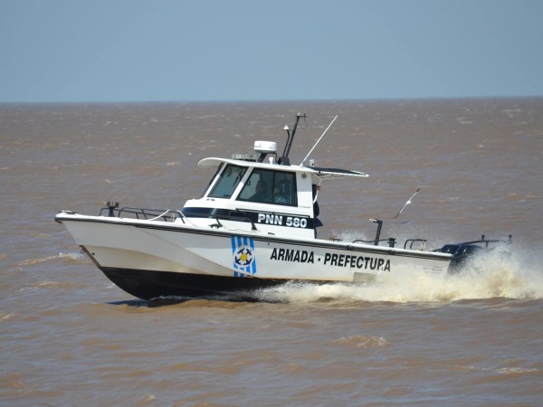 Los tres jóvenes des...