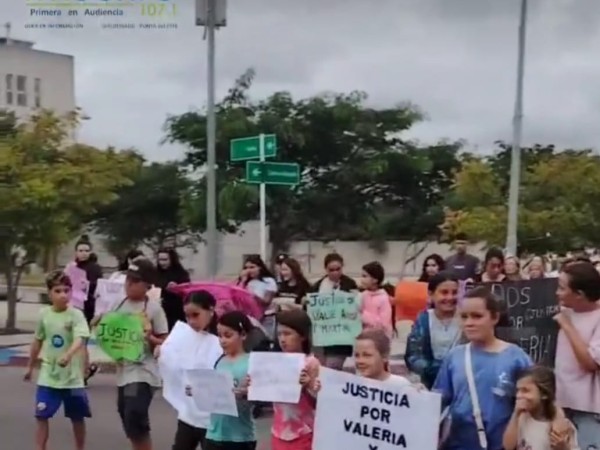 Familiares, amigos y vecinos marcharon en reclamo de justicia tras el accidente que dejó grave a Valeria Calcaterra que perdió su embarazo de 8 meses