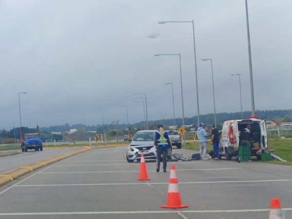 Un auto cruzó de senda en la ruta Perimetral y chocó contra una camioneta