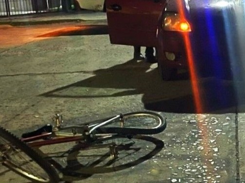 Choque entre auto y bicicleta dejó a un hombre y a un niño lesionados