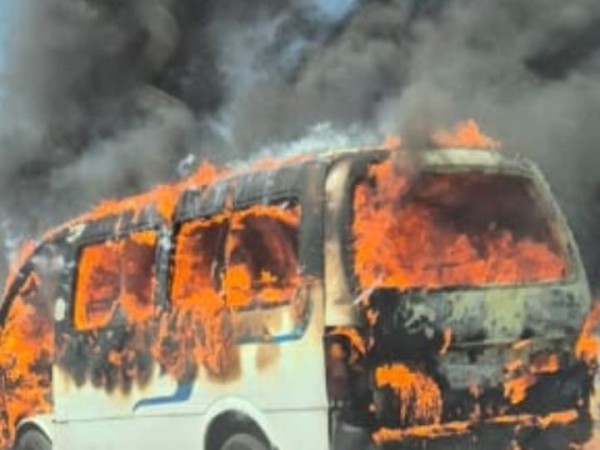 Una camioneta se prendió fuego en Piedras del Chileno