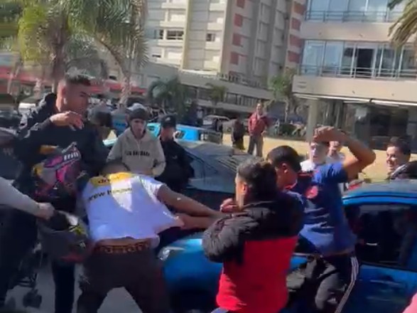 Trifulca en Punta del Este: golpes de puño en plena vía pública