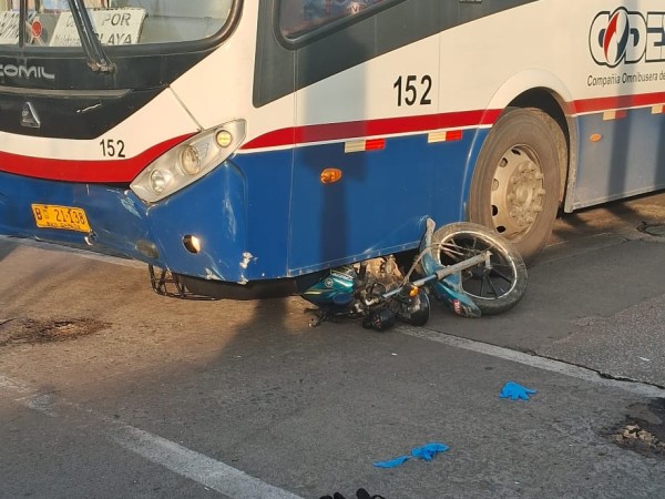 Accidente entre un ómnibus y una moto deja a un hombre con pérdida de conocimiento