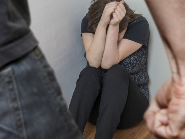 Un hombre le fracturó una costilla a su pareja y luego se encerró en el baño con la mujer para resistir la acción policial