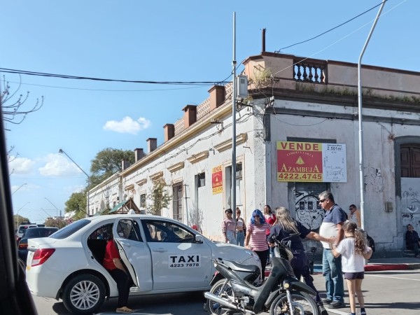 Siniestro de tránsito entre un taxi y una moto en el centro de Maldonado