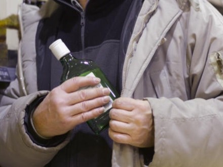 Detuvieron a un hombre tras ser sorprendido robando en un comercio; confesó otro hurto cometido minutos antes